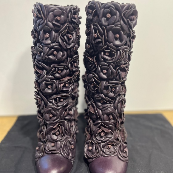 STUNNING Chanel Camellia Boots - Picture 11 of 12